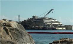 Costa Concordia, riemerge la prua: mercoledì sarà trainata a Genova