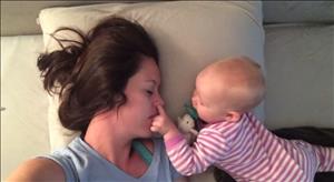 Neonata sveglia la mamma, il video dolcissimo che commuove il web e impazza su youtube