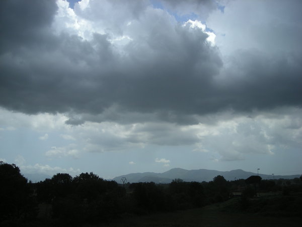 Meteo: maltempo su mezza Italia, miglioramenti per giovedì