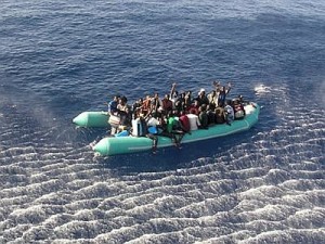 Lampedusa, ennesima tragedia: si rovescia barcone, 17 morti e decine di dispersi