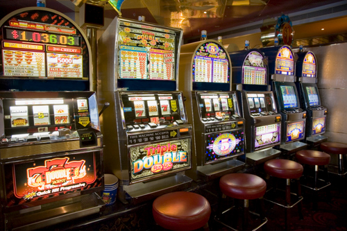 Slot machine, giochi e scommesse: un esercizio su tre è irregolare