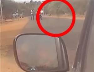 Fantasma prende un passaggio in moto: il video che sta facendo impazzire il web