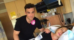 Robbie Williams scatenato, balla e canta durante il parto della moglie [VIDEO]