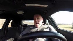 Poliziotto canta "Shake it off" di Taylor Swift mentre guida: il video su youtube diventa virale