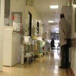 Ospedale paziente aggredisce medici