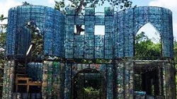 Panama villaggio bottiglie plastica