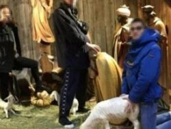Mercatini di Natale atto sacrilego giovani presepe