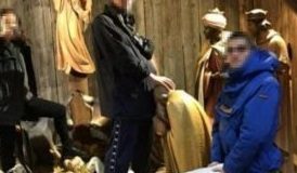 Mercatini di Natale atto sacrilego giovani presepe