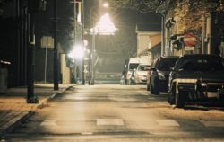 Donna partorisce per strada