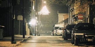Donna partorisce per strada
