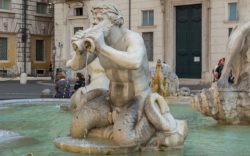 Si bagna nuda fontana piazza navona