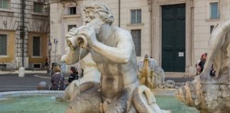 Si bagna nuda fontana piazza navona