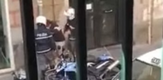polizia violenta Napoli