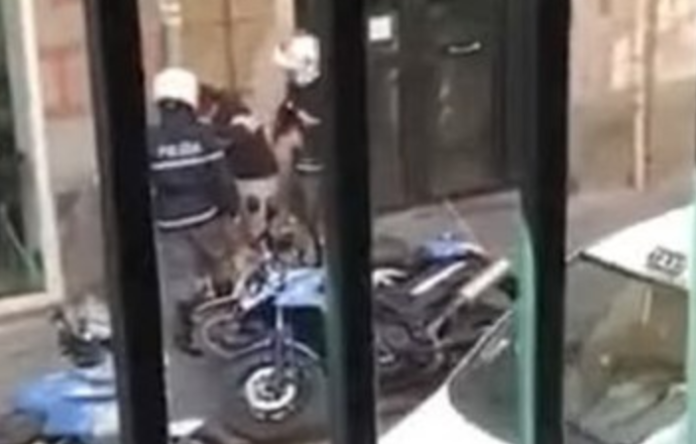 polizia violenta Napoli