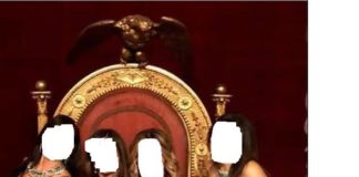 Si siedono sopra trono Borbone per scattarsi un selfie