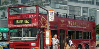 Autobus Cina investe pedoni