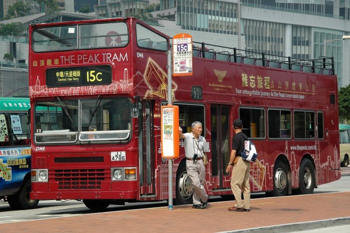Autobus Cina investe pedoni