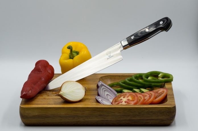 Coltello cucina arma contro violentatori figlia
