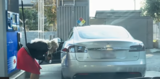 Donna benzina auto elettrica