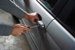 Ladro ruba auto chiede aiuto polizia