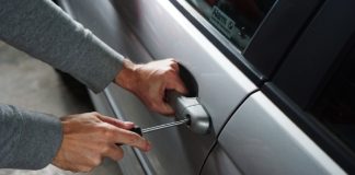 Ladro ruba auto chiede aiuto polizia