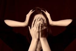 Uccide e brucia corpo figlia