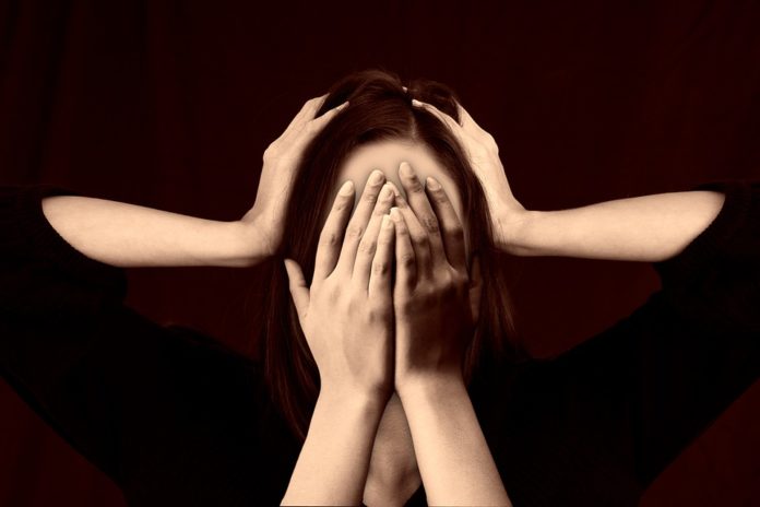 Uccide e brucia corpo figlia