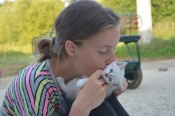 Ragazza carezza gato randagio