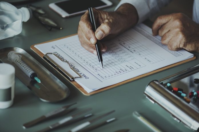 Medico farmacista paziente