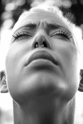 Naso piercing ragazza paralizzata