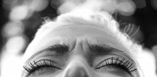 Naso piercing ragazza paralizzata