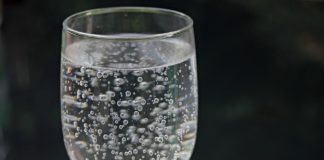 Acqua fa bene berla durante i pasti