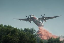 Aereo prende fuoco durante atterraggio d'emergenza