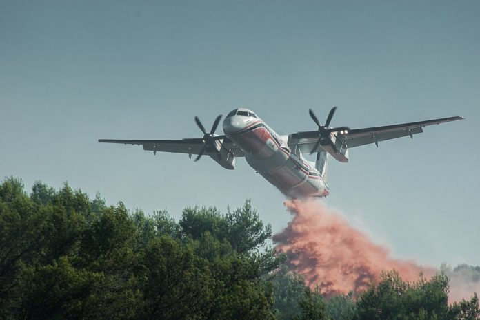 Aereo prende fuoco durante atterraggio d'emergenza