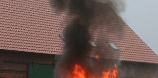 Auto si incendia con i due figli piccoli a bordo