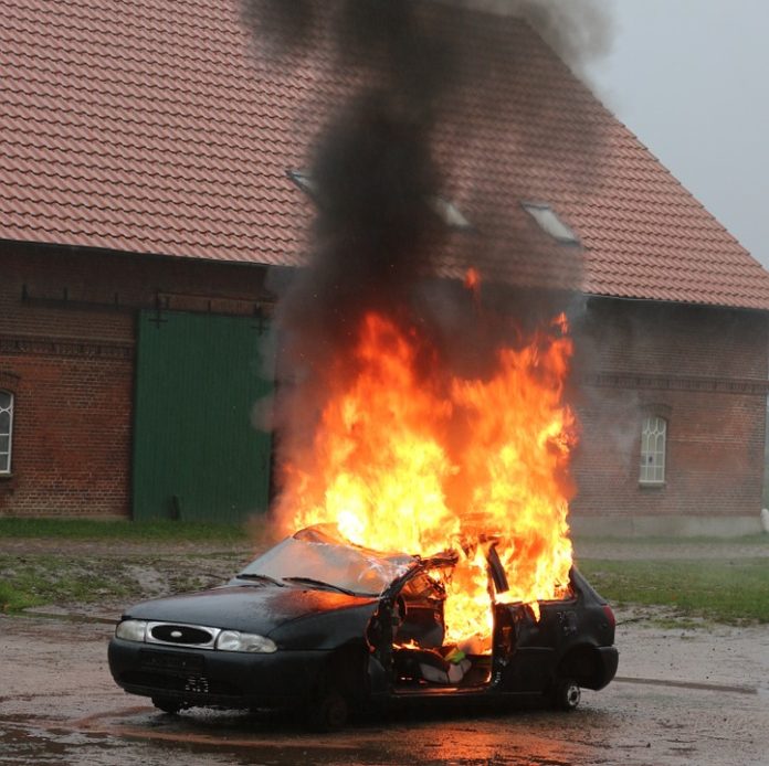 Auto si incendia con i due figli piccoli a bordo