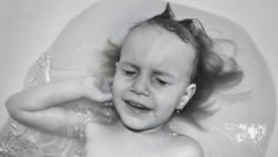 Bambina annega vasca da bagno