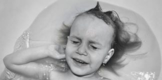 Bambina annega vasca da bagno