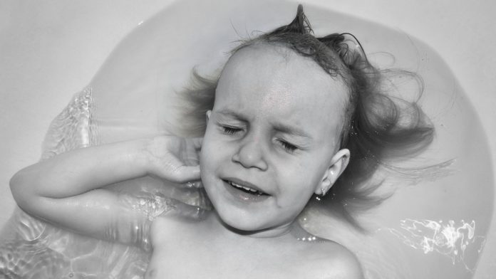 Bambina annega vasca da bagno