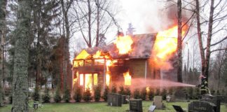 Uomo salva cane entrando nella casa in fiamme