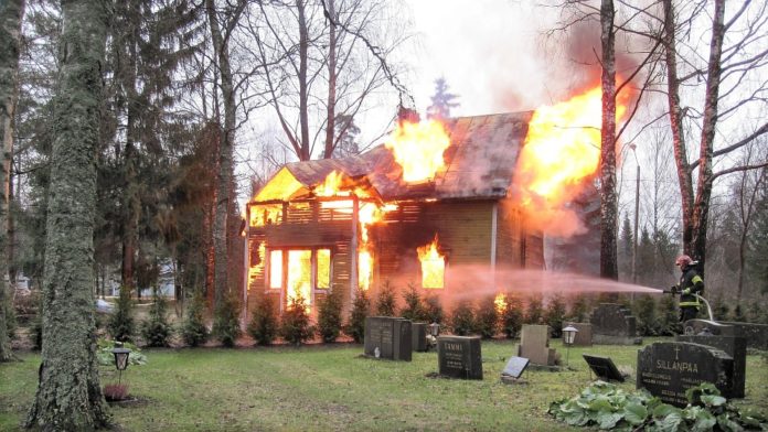 Uomo salva cane entrando nella casa in fiamme