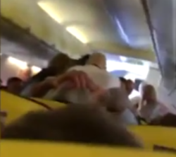 Donna a piedi scalzi in aereo: lite tra due uomini