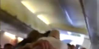 Donna a piedi scalzi in aereo: lite tra due uomini
