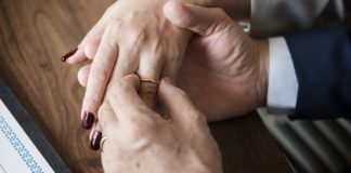 Marito e moglie muoiono nelo stesso giorno mano nella mano