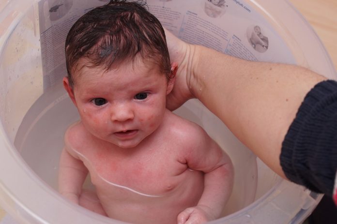 Neonata acqua bollente ustioni