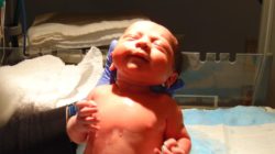 Partorisce tre figli a distanza di un mese