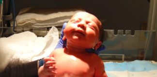 Partorisce tre figli a distanza di un mese