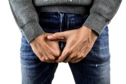 Si mutila l'organo genitale