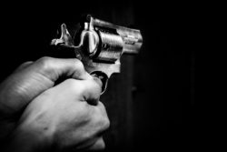 Uomo si ferisce ai genitali sparandosi per sbaglio con la pistola