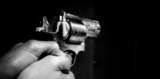 Uomo si ferisce ai genitali sparandosi per sbaglio con la pistola